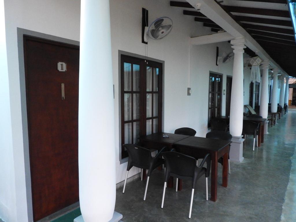 Sira's Chalets Mirissa Bagian luar foto