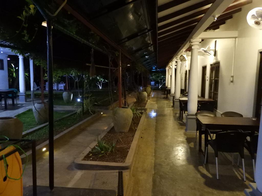 Sira's Chalets Mirissa Bagian luar foto