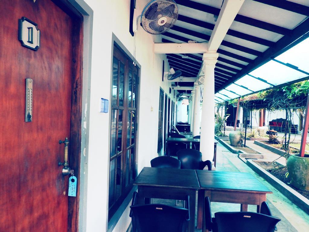 Sira's Chalets Mirissa Bagian luar foto